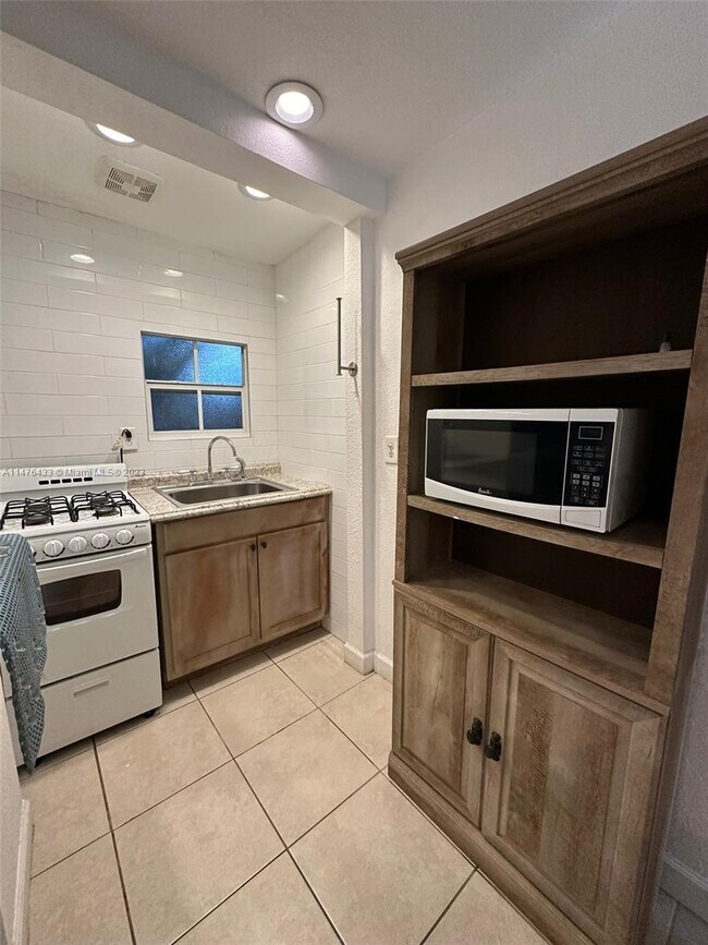 Foto del edificio - 19233 NW 42nd Ct