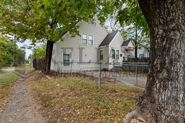 Building Photo - 1218 E Morris St
