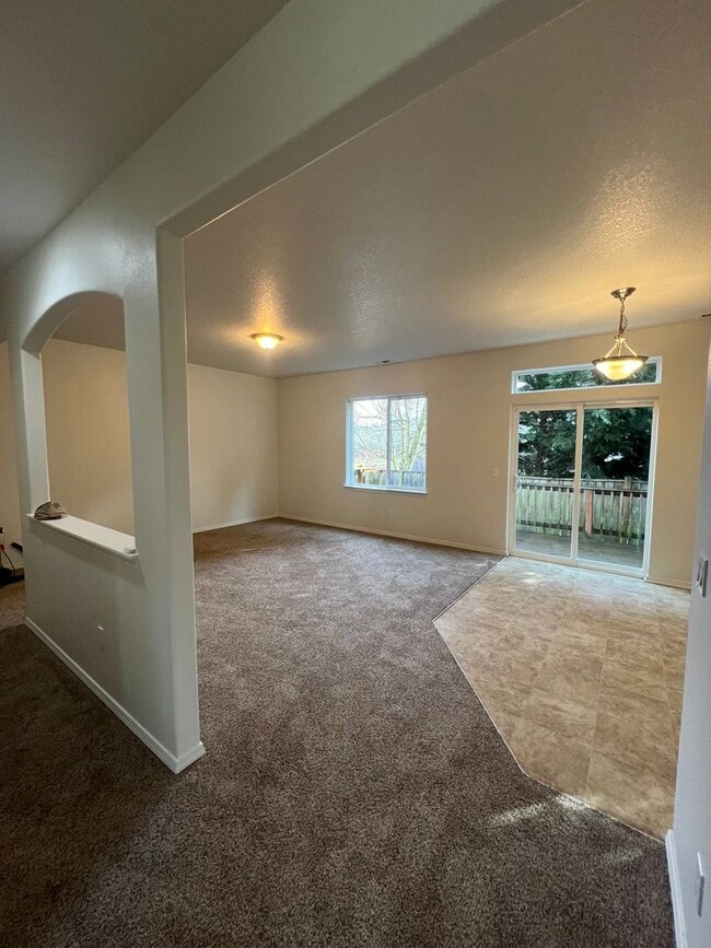 Building Photo - 3-bedroom 2-1/2 bathroom home in Eugene