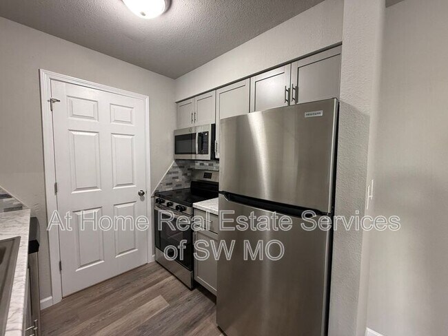 Building Photo - 787 E Bain St