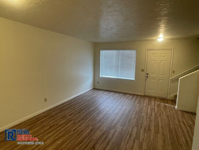 Foto del edificio - Townhome Near College