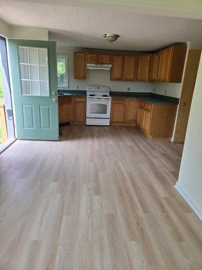 Building Photo - 155 School Ave