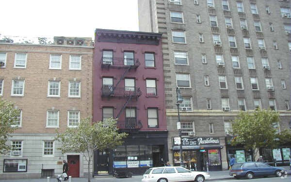 Building Photo - 373 Avenue of the Americas
