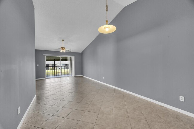 Foto del edificio - 3171 SE Aster Ln