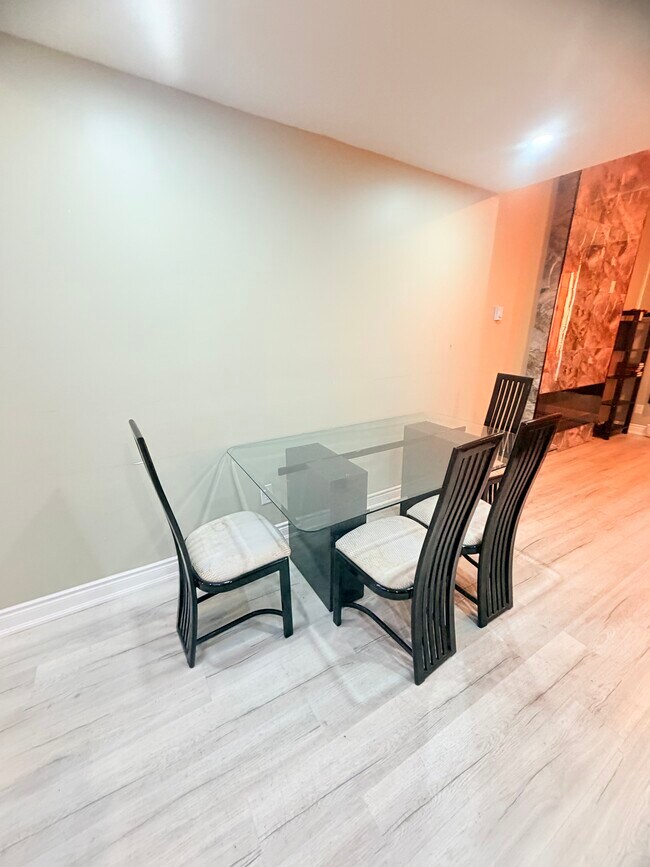 Photo du bâtiment - 5900 Main St