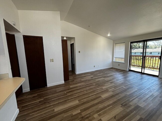 Foto del edificio - Spacious, two bedrooms, one bath in the Ro...