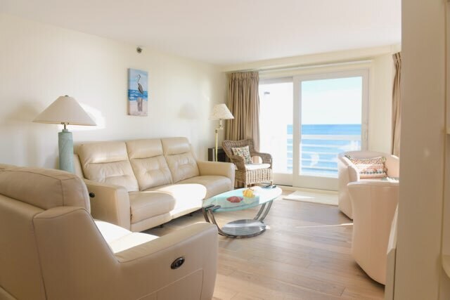 Living room - 221 E Grand Ave