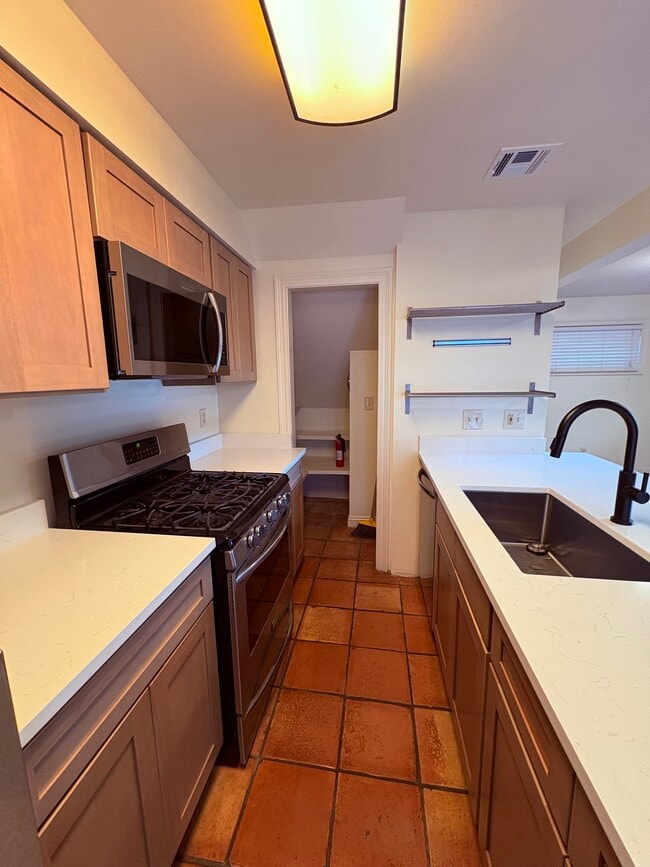 Foto del edificio - 1717 Upperline St