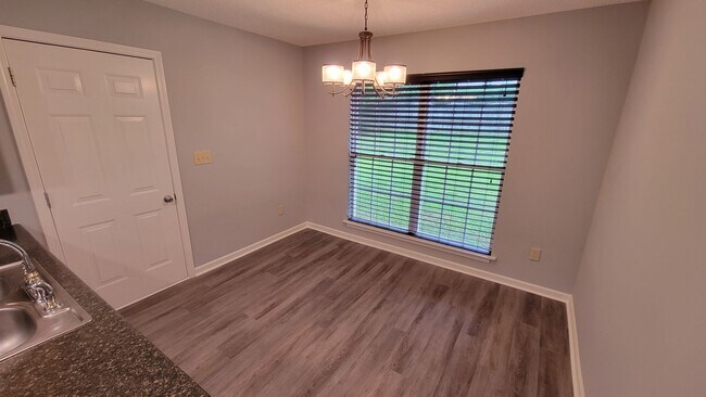 Foto del edificio - 4 Bed, 2.5 Bath Home Available Now in Riverside Chase