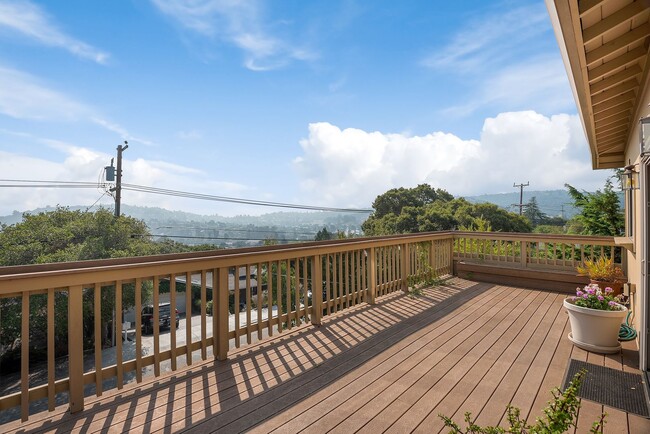 Building Photo - Beautiful single family home partly furnis...