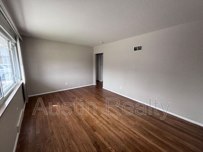 Foto del edificio - 8634 Burton Ave