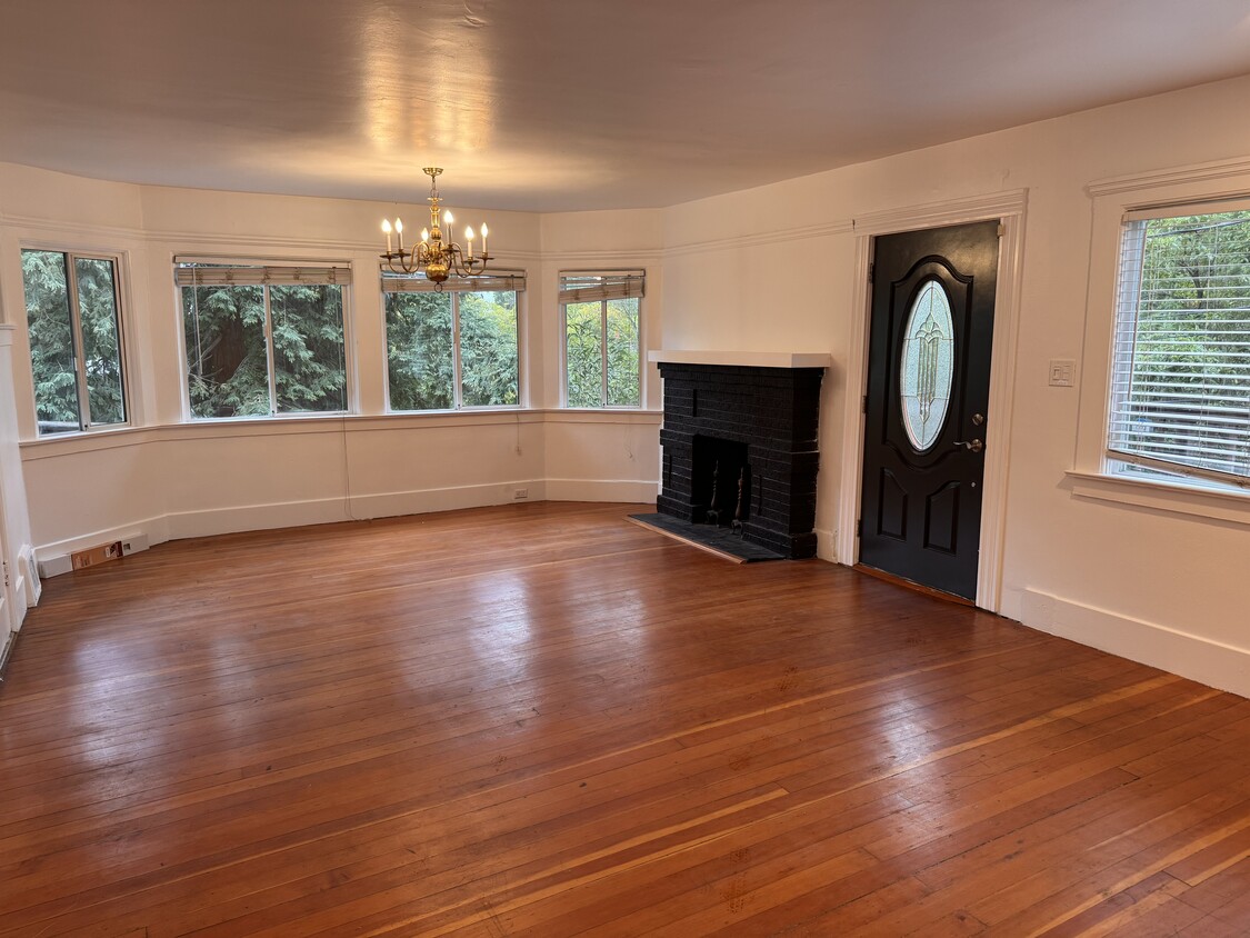 Large living room dining room with lots of light - 535 Belle Ave