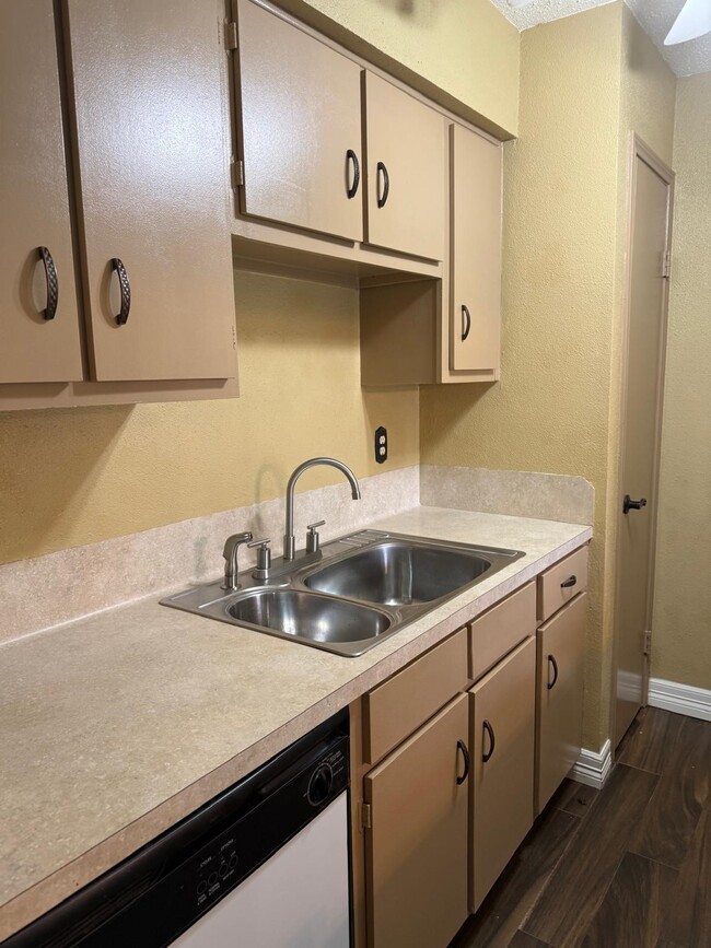 Building Photo - 6402 Del Monte Dr