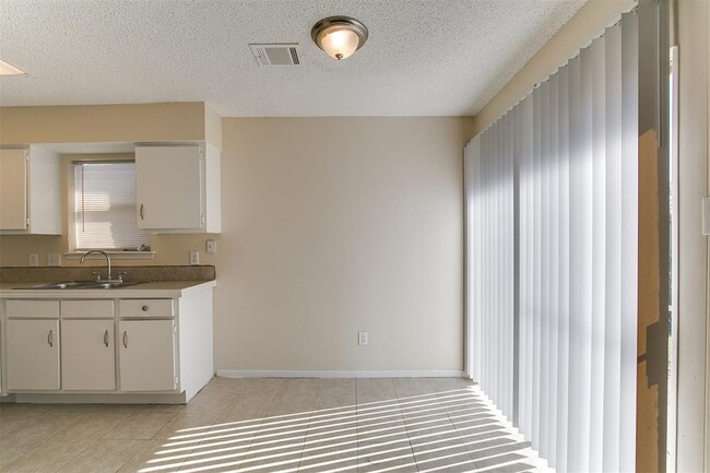 Building Photo - 5226 E Orem Dr