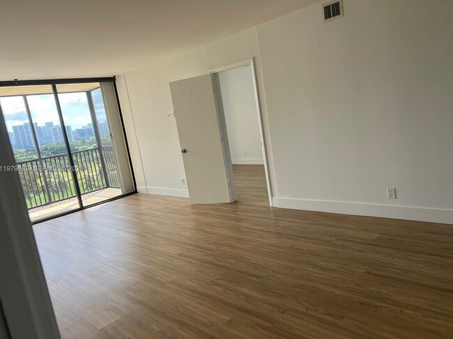 Foto del edificio - 20301 W Country Club Dr