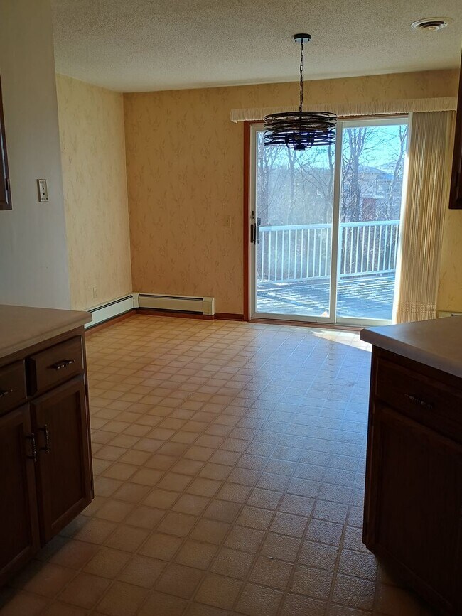 Foto del edificio - AVAILABLE 4/01/26 Large 2 Bedroom 1 Bath Main Floor Home