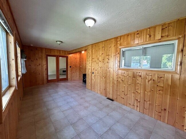 Foto del edificio - Charming 2-Bed, 1-Bath Hamilton Home with Attached Double Garage