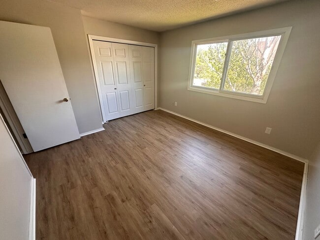 Building Photo - $1195 - 3 bedroom/ 2.5 bathroom - Townhome...