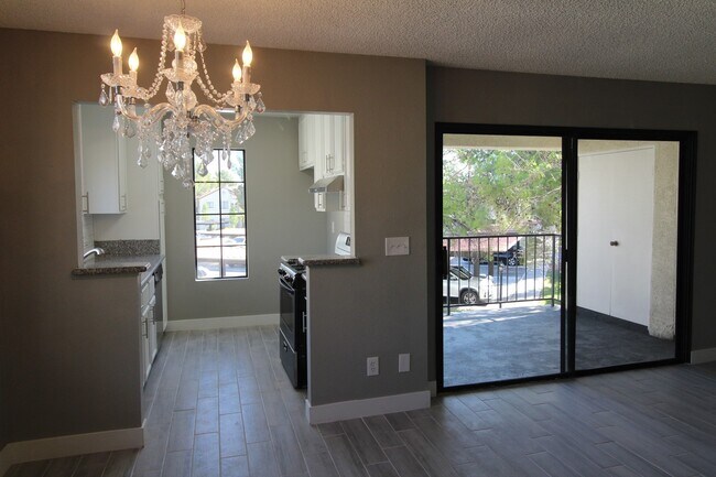 Foto del edificio - SHOWINGS AVAILABLE NOW