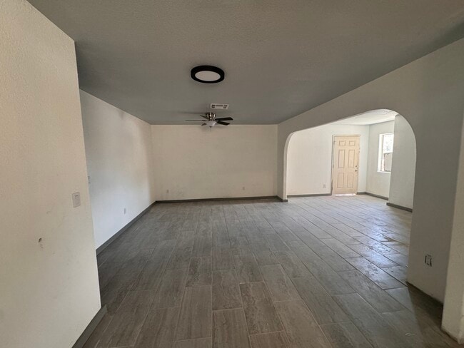 Living Room/Entryway - 32400 Cielo Vista Rd