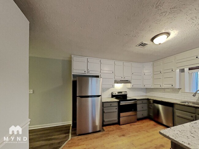 Foto del edificio - 588 Henderson Rd