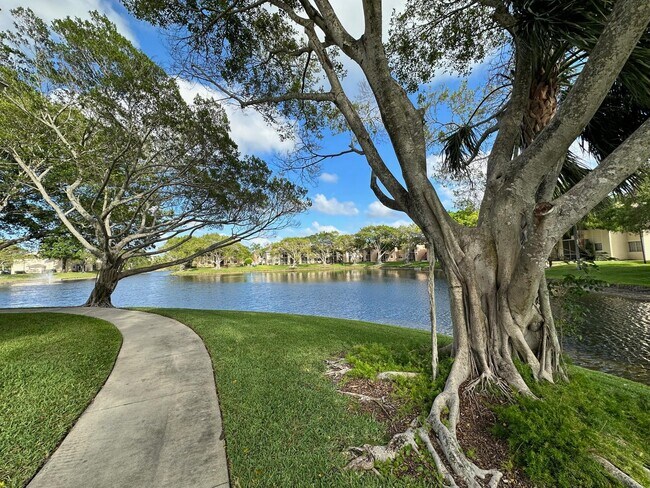 Foto del edificio - 720 Cypress Ln