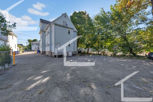Building Photo - 4 Bedroom