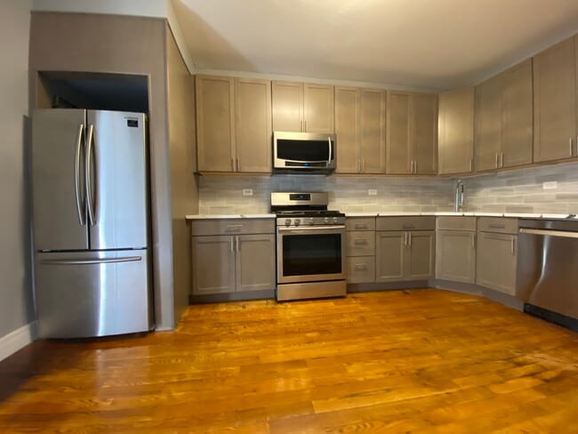 Kitchen - 2323 W Fullerton Ave