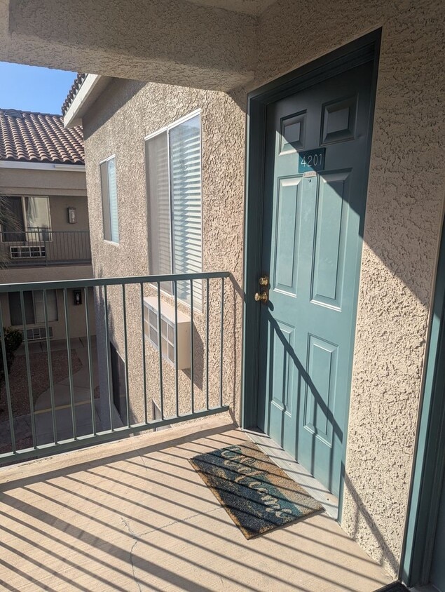 Foto principal - One Bedroom Smokey Lane Condo!