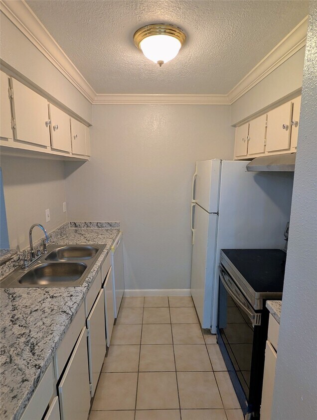 Building Photo - 7200 Clarewood Dr