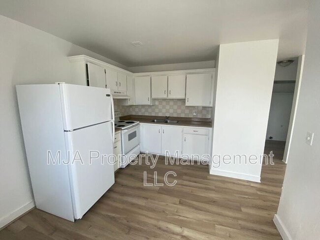 Building Photo - 2517 S Lakecrest St