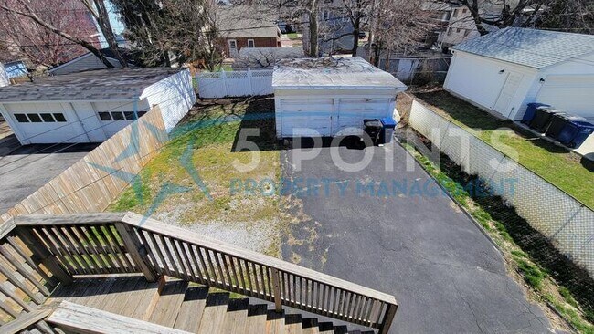 Building Photo - 1301 Lakeland Ave