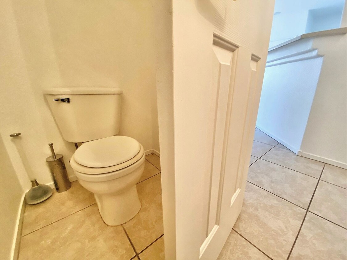 Primary Photo - LOVELY 3 BEDROOM 2.5 BATHROOM TOWNHOUSE LO...