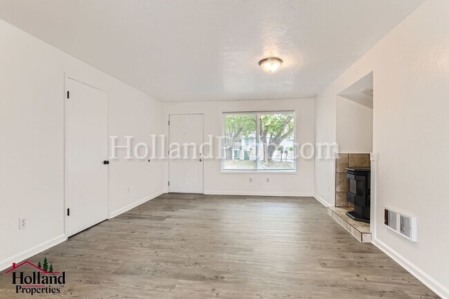 Foto del edificio - Charming Unit 2 Beds 1 Bath waiting for you!!! NEW PRICE $1,595 and REDUCED SECURITY DEPOSIT!!