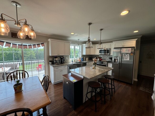 Building Photo - Beautiful 4 Bedroom Colonial