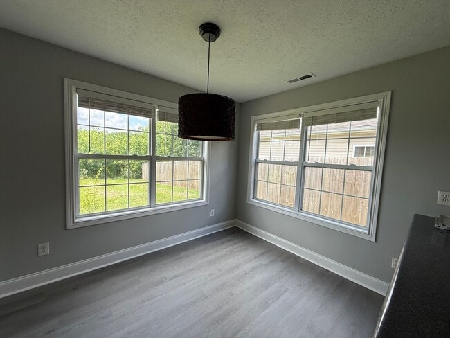Building Photo - Spacious 3 bedroom, 2 bath house near GM, Magna, and Industrial Park.