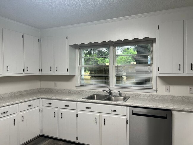 Building Photo - Newly Updated All-Brick Home in Growing Ne...