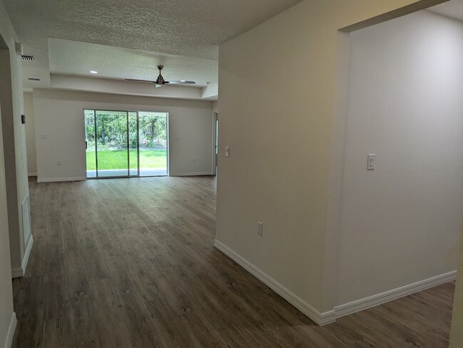 Building Photo - 13050 Tinamou Ave