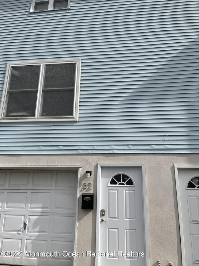 Building Photo - 32 Beachway Ave