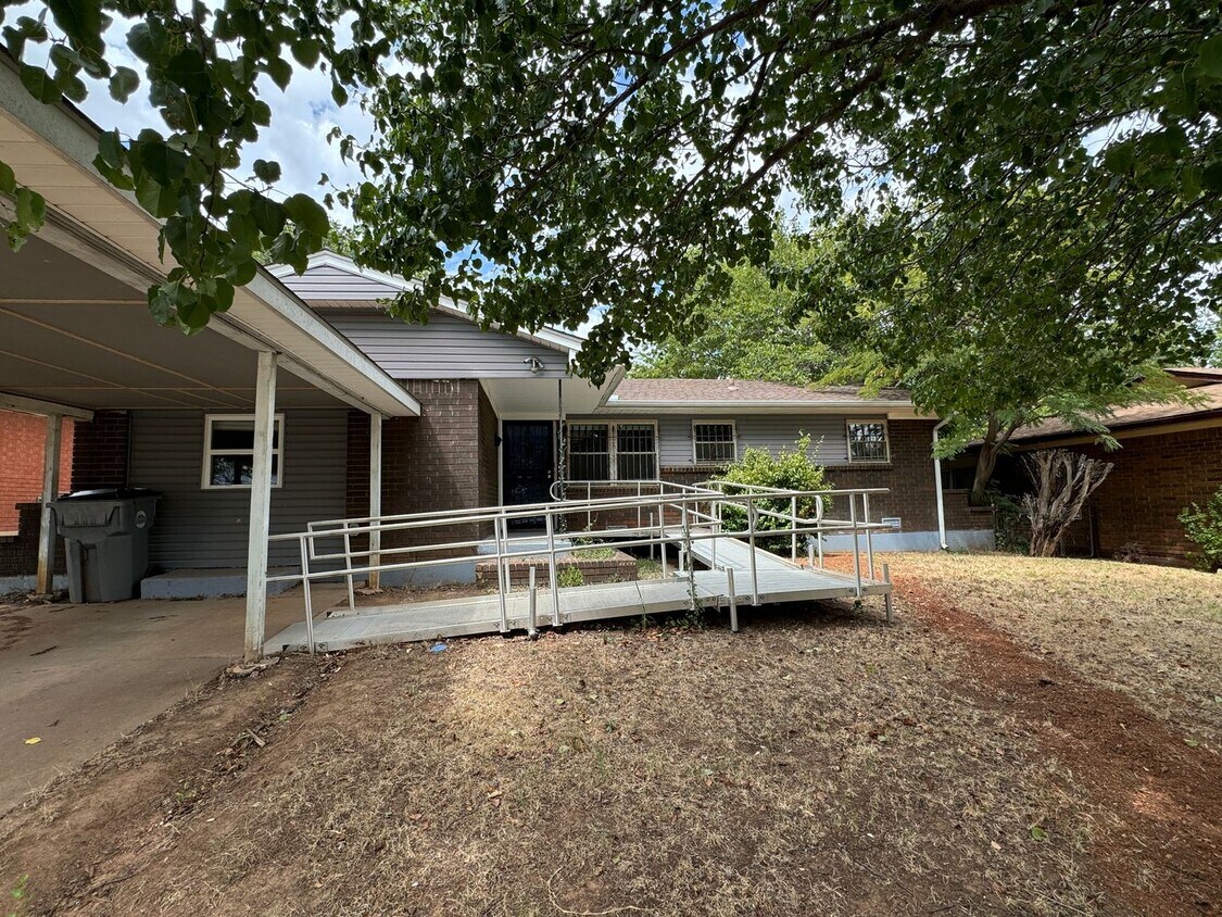 Primary Photo - 711 SW Ranch Oak Blvd
