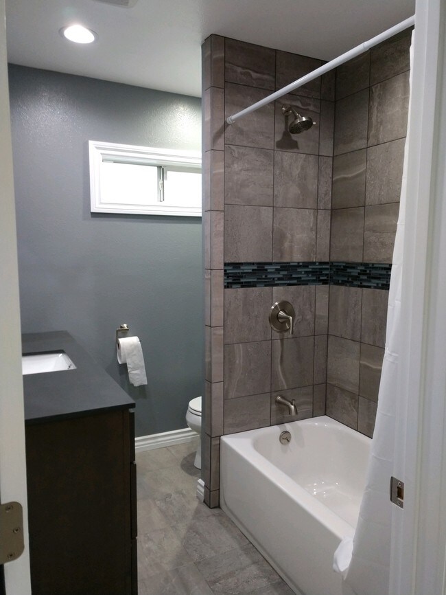 Bathroom - 7306 Amestoy Ave