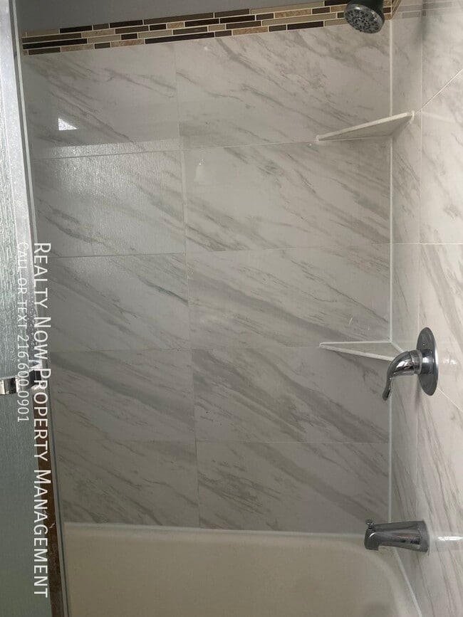 Building Photo - 9813 Greenview Ave