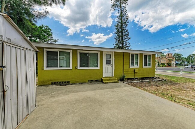 Foto del edificio - Cozy and stylish duplex in Bradenton, your home away from home! Pet friendly