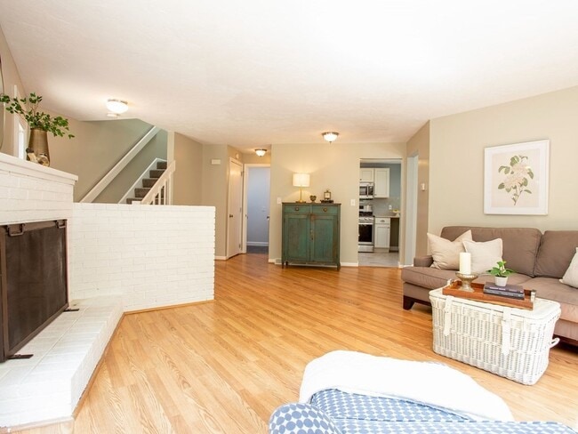 Building Photo - 7 Treetop Park