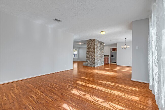 Foto del edificio - 3250 Three Pines Dr
