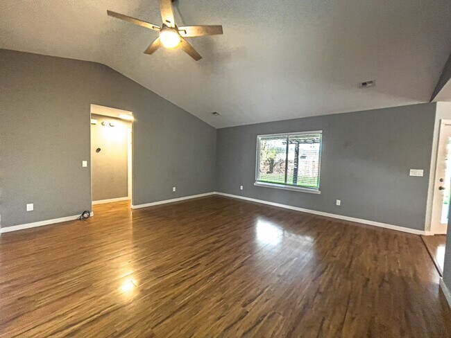 Building Photo - Beautiful SW Medford home in quiet neighborhood 3 car garage