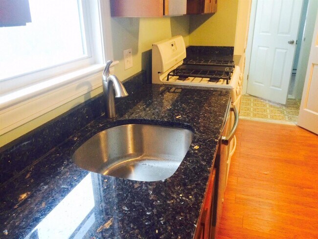 Foto del edificio - 36 Bowen Ave