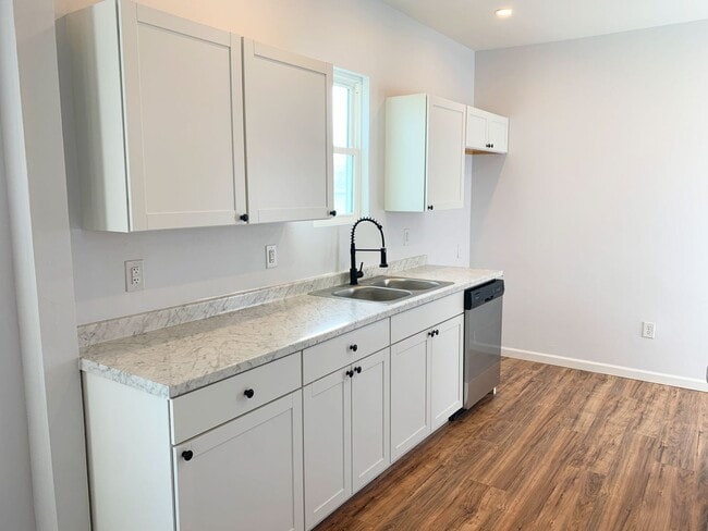 Building Photo - Beautifully Renovated and Move in Ready!