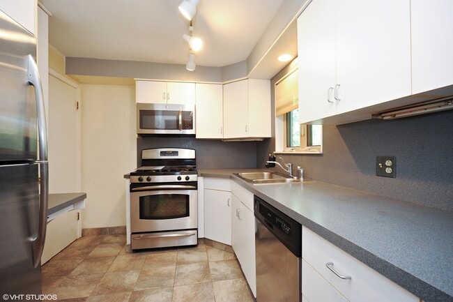 Building Photo - 1414 Pfingsten Rd