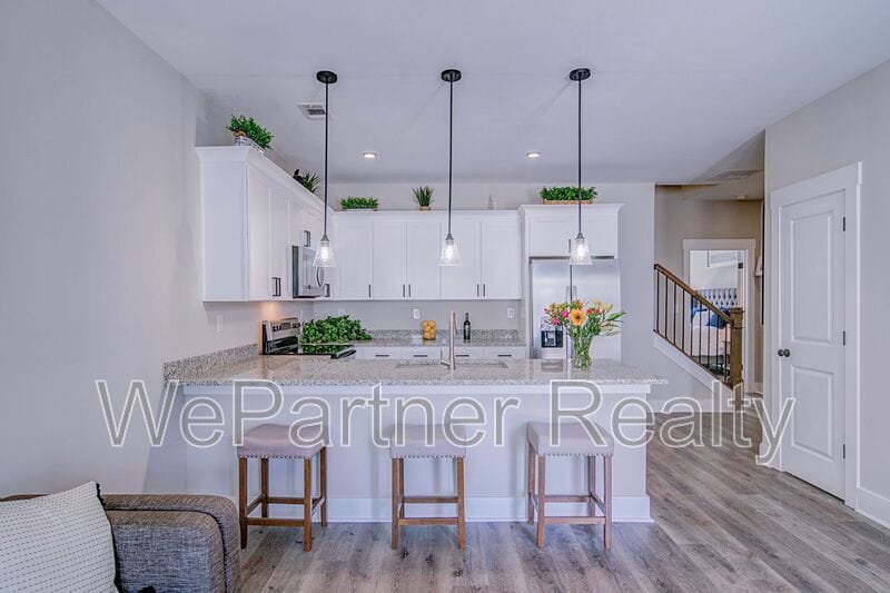 Primary Photo - 6 N Rim Dr